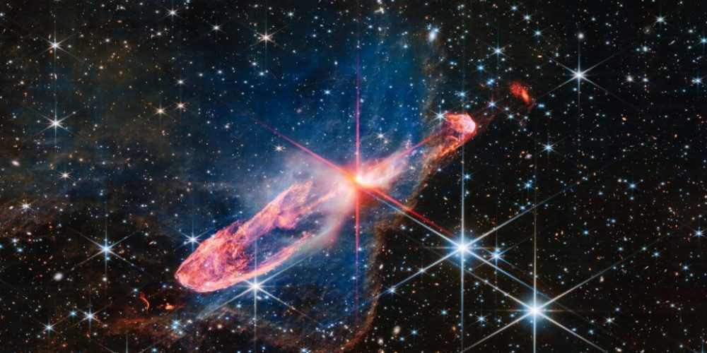El Telescopio Espacial James Webb de la NASA/ESA/CSA ha capturado las "travesuras" de un par de estrellas jóvenes en formación activa, conocidas como Herbig-Haro 46/47, en una imagen de alta resolución en luz infrarroja cercana. Este es el retrato más detallado hasta la fecha de estas estrellas, que residen a solo 1.470 años luz de distancia en la constelación de Vela.