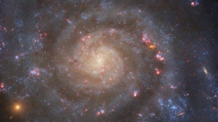 Hubble captura la galaxia espiral IC 5332 de frente | AstroNews