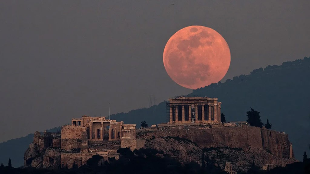 Para que la luna se integre en el paisaje con detalle, necesitaremos emplear teleobjetivos con focales intermedias de al menos 400-600 mm.