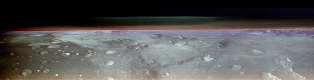 Esta vista inusual del horizonte de Marte fue capturada por el orbitador Odyssey de la NASA utilizando su cámara THEMIS. Está tomada desde unas 400 millas sobre la superficie marciana, aproximadamente la misma altitud a la que la Estación Espacial Internacional orbita la Tierra.