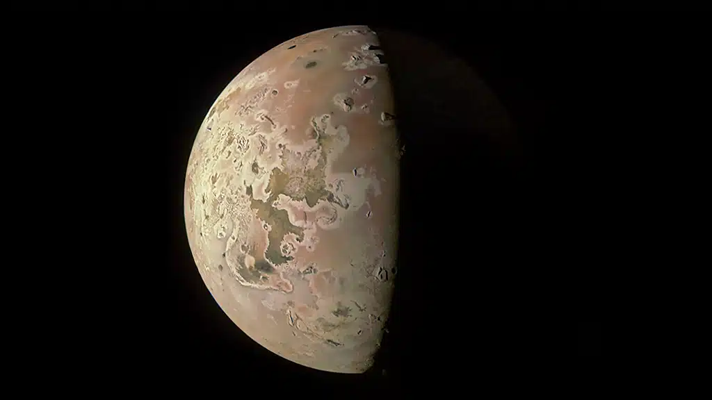 Esta imagen que revela la región del polo norte de la luna joviana Io fue tomada el 15 de octubre de 2023 por el generador de imágenes JunoCam a bordo de la nave espacial Juno de la NASA. Dado que las altas latitudes no estaban bien cubiertas por las imágenes recopiladas por las misiones anteriores Voyager y Galileo de la NASA, tres de los picos capturados aquí fueron observados por primera vez. Se ven en la parte superior de la imagen, cerca del terminador (la línea que divide el día y la noche).