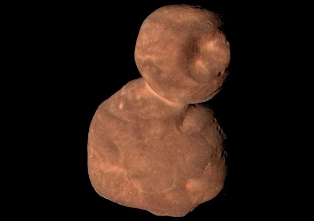 Imagen compuesta de Arrokoth compilada a partir de datos obtenidos por la nave espacial New Horizons de la NASA mientras pasaba cerca del objeto el 1 de enero de 2019.