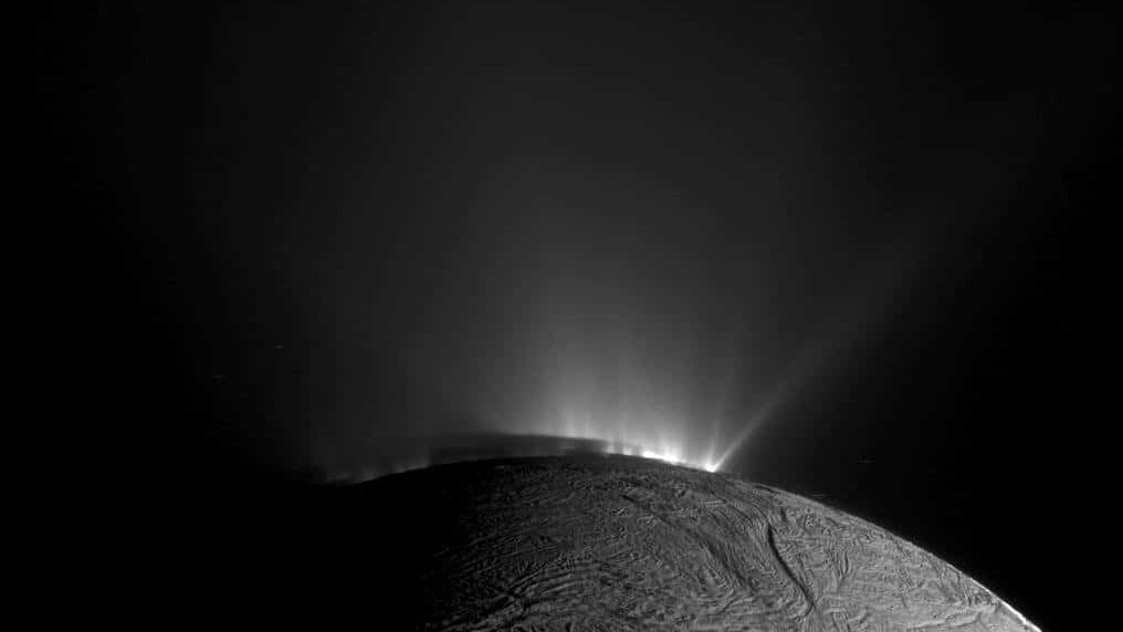 Evidencia de moléculas clave para la vida en Encelado: El agua del océano subterráneo de Encelado, la luna de Saturno, se proyecta desde enormes fisuras hacia el espacio. La nave espacial Cassini de la NASA, que capturó esta imagen en 2010, tomó muestras de partículas heladas y los científicos continúan haciendo nuevos descubrimientos a partir de estos datos.