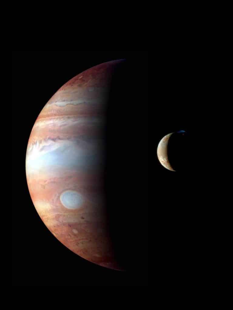 Este es un montaje de imágenes de New Horizons de Júpiter y su luna volcánica Io, tomadas durante el sobrevuelo de la nave espacial a Júpiter a principios de 2007.