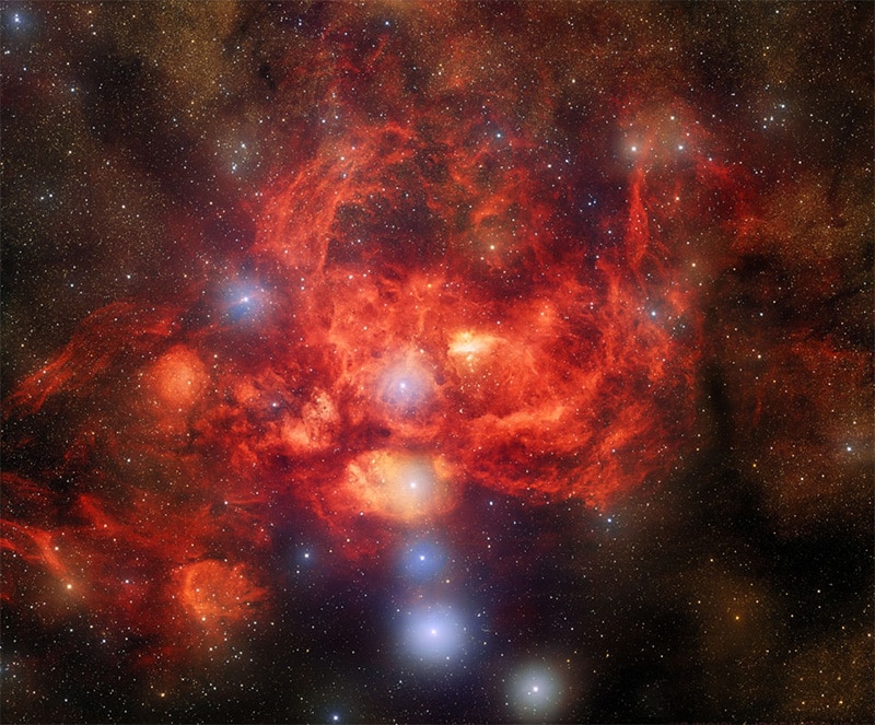 Catalogada como NGC 6357, la Nebulosa de la Langosta alberga el cúmulo estelar abierto Pismis 24 cerca de su centro, hogar de estrellas inusualmente brillantes y masivas. El brillo rojo general cerca de la región interior de formación de estrellas es el resultado de la emisión de gas hidrógeno ionizado.