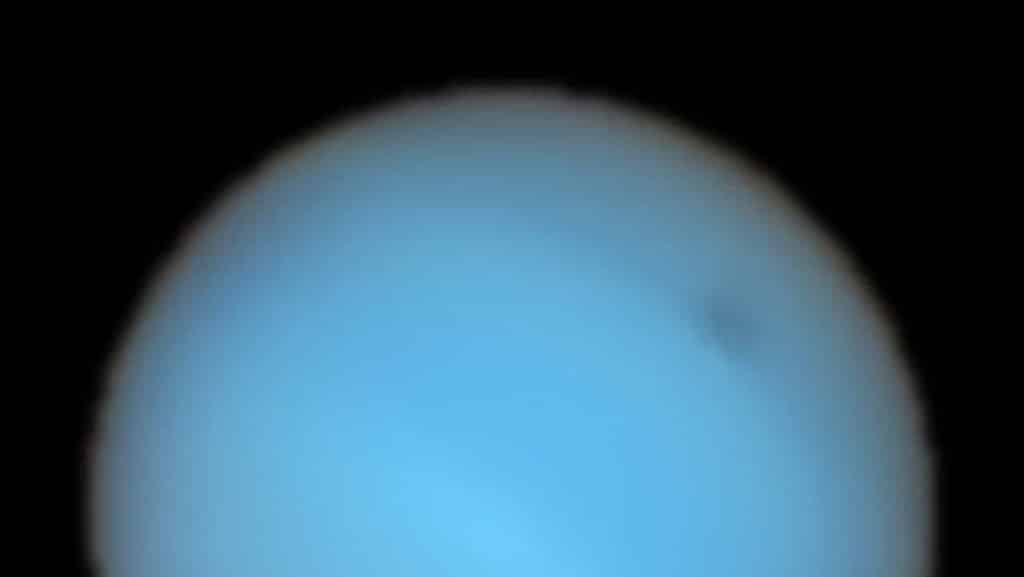 Imagen de Neptuno con el instrumento MUSE del Very Large Telescope de ESO. En cada píxel de la imagen de Neptuno, MUSE divide la luz entrante en sus colores o longitudes de onda constituyentes. Esta imagen combina todos los colores capturados por MUSE en una vista "natural" de Neptuno, donde se puede ver la mancha oscura en la parte superior derecha.