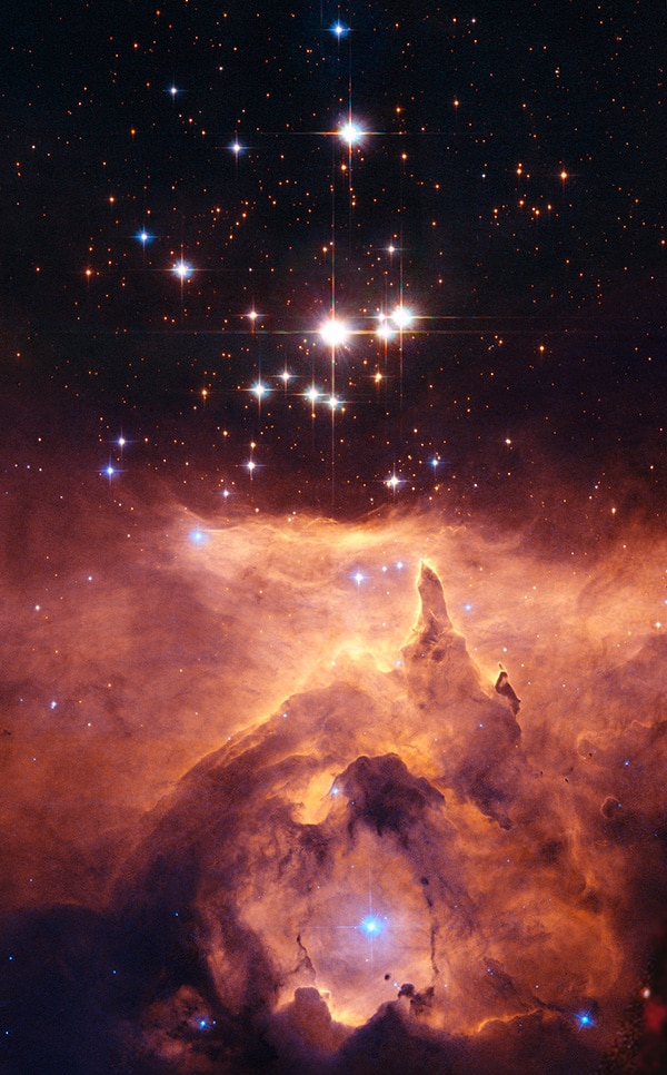 El cúmulo de estrellas Pismis 24 está situado en la nebulosa de emisión NGC 6357, también conocida como nebulosa de la Langosta, la cual se encuentra a unos 8.000 años luz de la Tierra. En la imagen, el cúmulo se aprecia sobre una pequeña porción de la nebulosa. El gas debajo de las estrellas emite luz debido a la ionización provocada por la intensa radiación ultravioleta emitida por las estrellas jóvenes y masivas presentes en el cúmulo.