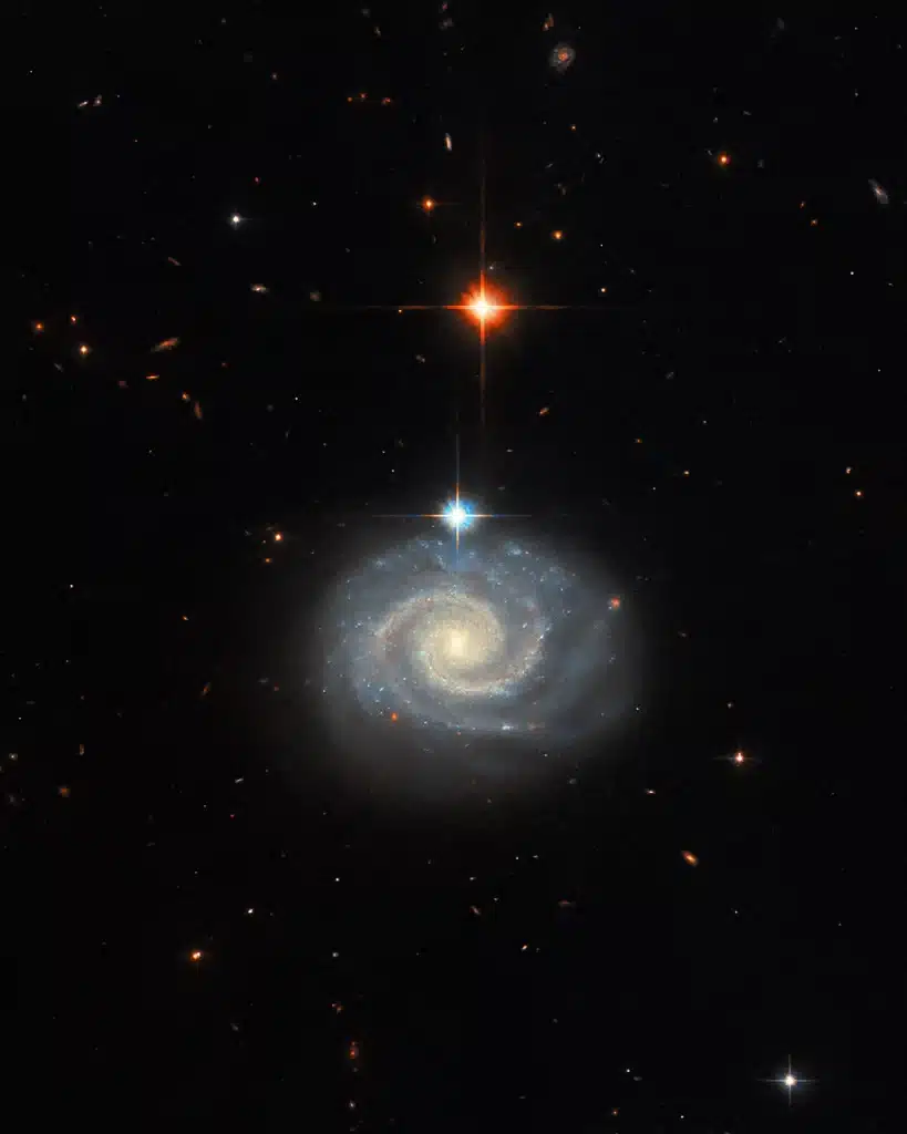 Esta imagen del Telescopio Espacial Hubble de la NASA muestra una brillante galaxia espiral conocida como MCG-01-24-014, que se encuentra a unos 275 millones de años luz de la Tierra.