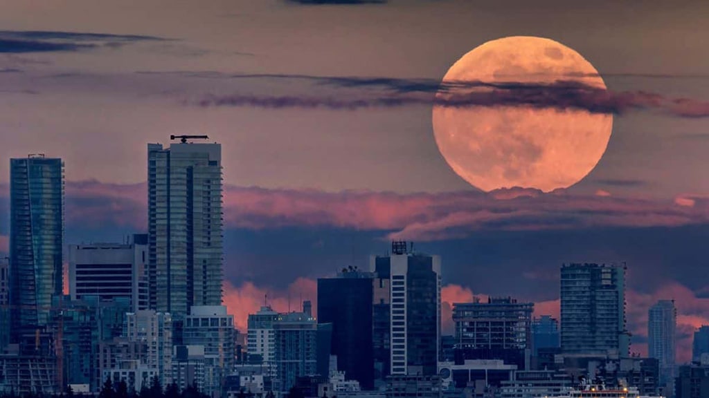 No debemos dejarnos engañar por algunas fotografías artísticas de la Luna realizadas con un teleobjetivo y en las que su tamaño parece enorme en comparación con otros objetos a su alrededor, como montañas o edificios.