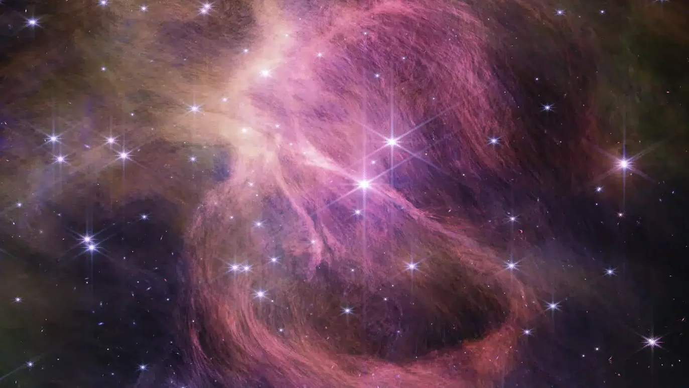Webb descubre en IC 348 la Enana Marrón más pequeña: Esta imagen del instrumento NIRCam (cámara de infrarrojo cercano) del telescopio espacial James Webb muestra la porción central del cúmulo de estrellas IC 348. Los astrónomos rastrearon el cúmulo en busca de diminutas enanas marrones flotando libremente en el espacio. Estos objetos son demasiado pequeños para ser estrellas, pero más grandes que la mayoría de los planetas.