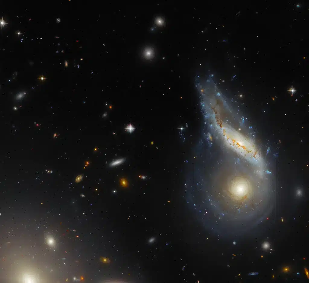 El Telescopio Espacial Hubble de la NASA/ESA ha captado una imagen de Arp 122, una galaxia peculiar que en realidad está formada por dos galaxias en colisión: NGC 6040, la galaxia espiral inclinada y deformada, y LEDA 59642, la galaxia espiral redonda y de frente.