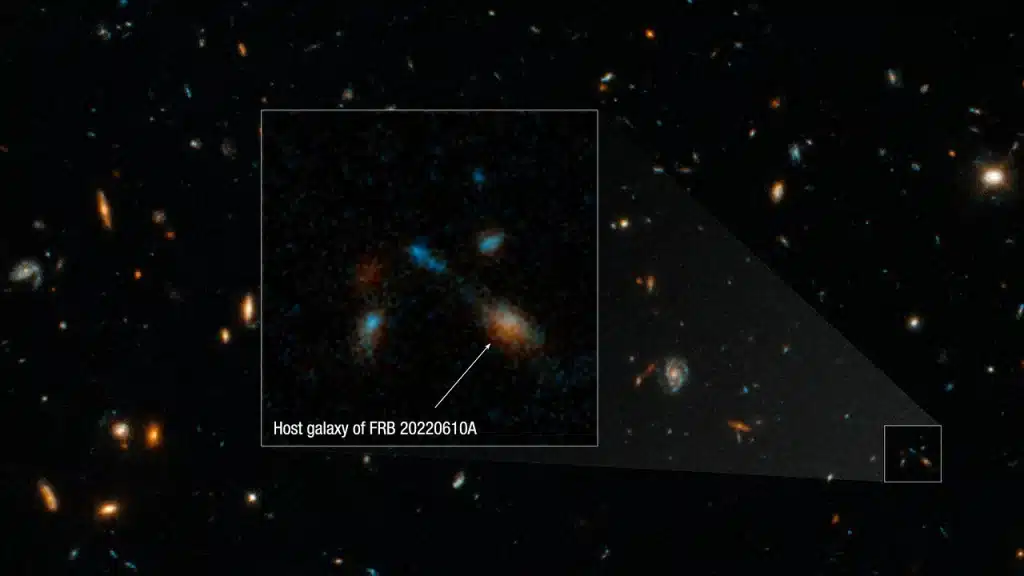 Imagen del Telescopio Espacial Hubble de la galaxia anfitriona de una ráfaga de radio rápida excepcionalmente poderosa, FRB20220610A. La sensibilidad y nitidez del Hubble revelan un grupo compacto de múltiples galaxias que pueden estar en proceso de fusionarse. Existieron cuando el Universo tenía sólo 5 mil millones de años.