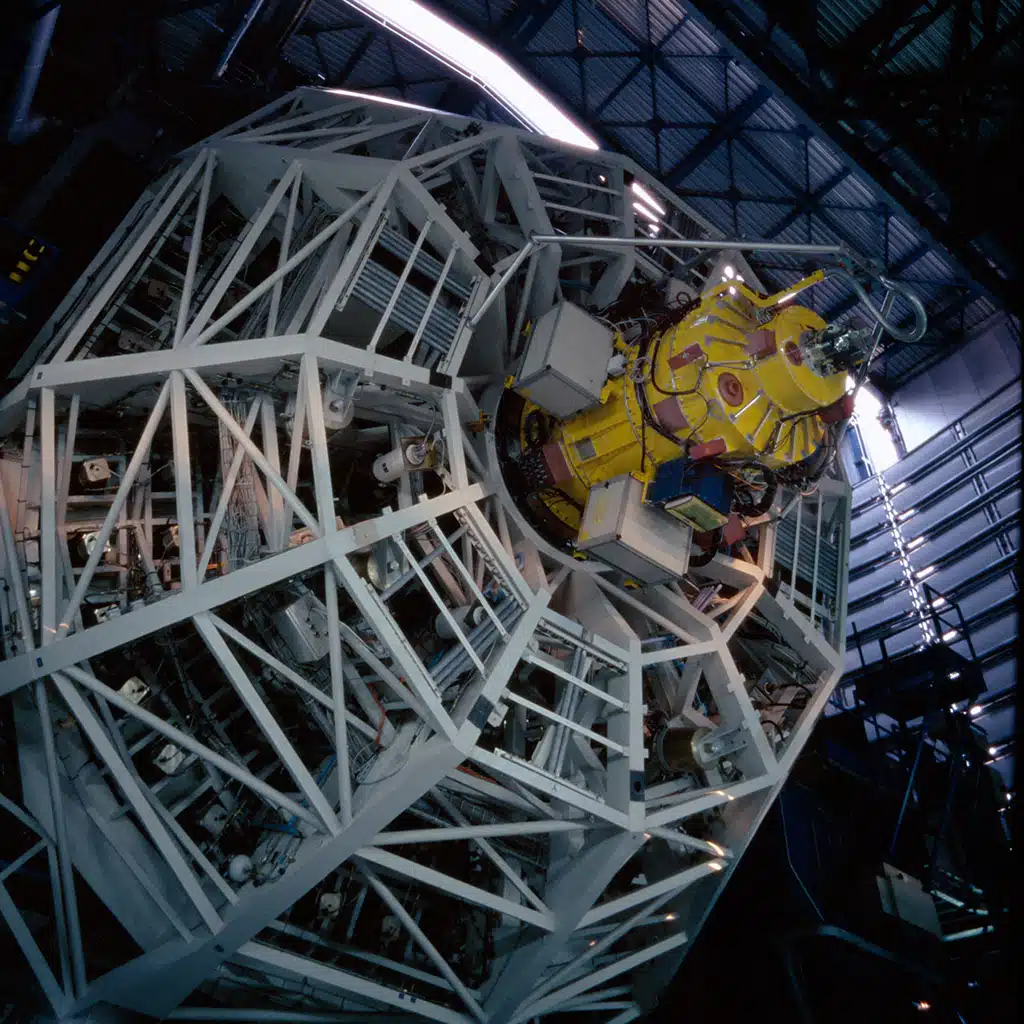 Antu, el primer Telescopio Unitario, apuntado a una posición muy baja en el horizonte, muestra la celda que sostiene su espejo principal y el instrumento FORS2 (en amarillo).