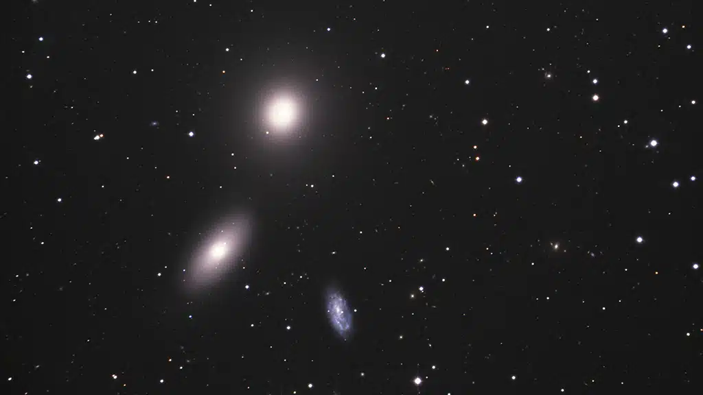 Triplete de M105 (M105, NGC 3384, NGC 3389), galaxias.