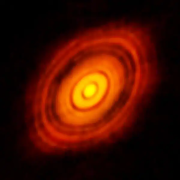 Esta imagen del disco protoplanetario que rodea a la joven estrella HL Tauri es la más nítida jamás tomada por ALMA. Es más nítida incluso que la que se puede tomar en luz visible con el Telescopio Espacial Hubble. Estas nuevas imagenes de ALMA revelan subestructuras dentro del disco que nunca antes se habían visto, e incluso muestran las posiciones de posibles planetas en formación en las áreas oscuras dentro del sistema.