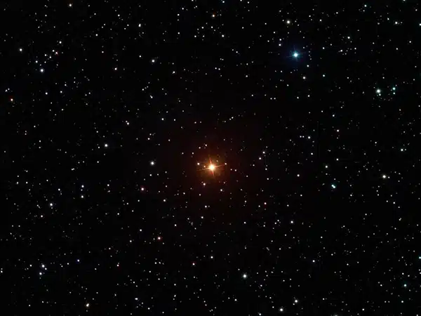La Superba es una de las estrellas más rojas del firmamento, ya que está entre las "estrellas de carbono" más brillantes.