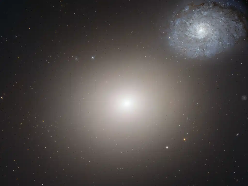 Galaxia M60 (centro) junto a NGC 4647 (esquina superior derecha).