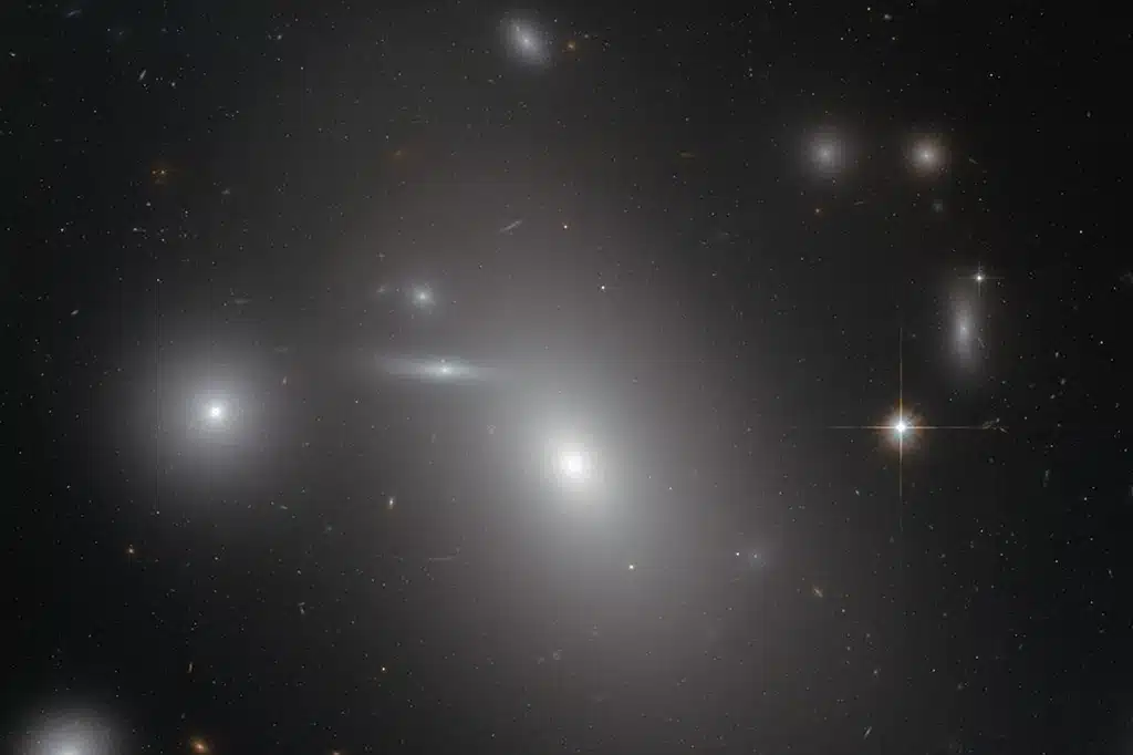 NGC 4889 (Caldwell 35), galaxia.