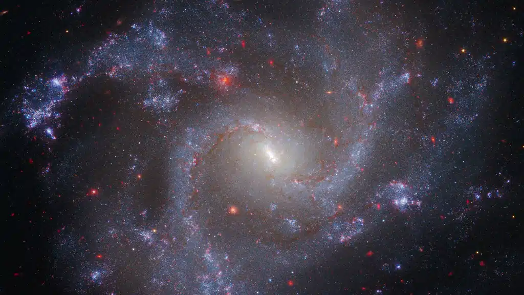 Imagen de NGC 5468, una galaxia ubicada aproximadamente a 130 millones de años luz de la Tierra, que combina datos de los telescopios espaciales Hubble y James Webb. Esta es la galaxia más lejana en la que Hubble ha identificado estrellas variables Cefeidas, que se utilizan para medir la tasa de expansión del Universo.