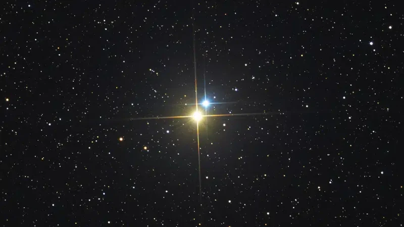 Visto incluso en un pequeño telescopio con pocos aumentos, Albireo se desdobla desde un único punto brillante hasta convertirse en una llamativa estrella doble de colores dorado y azul.