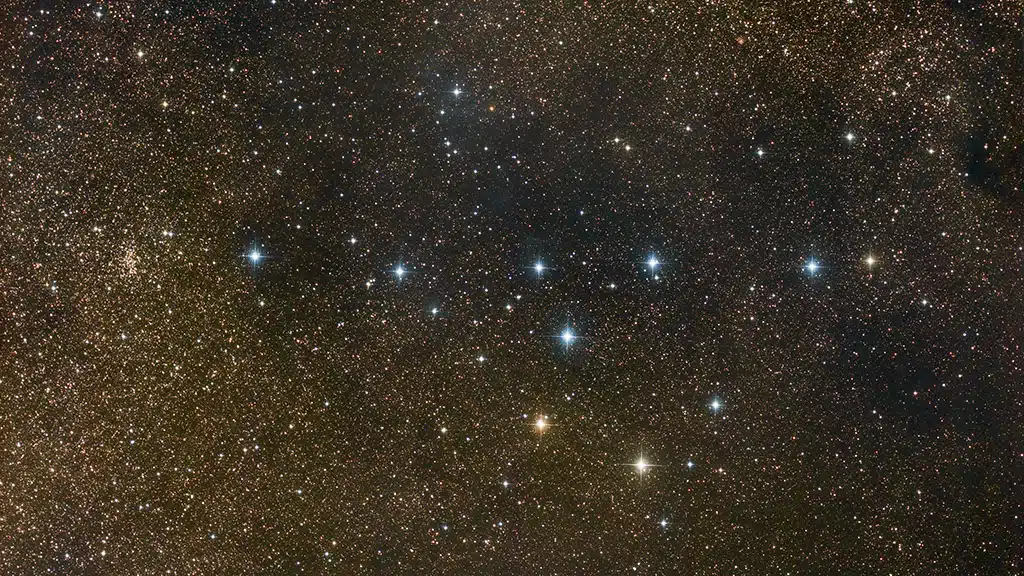 Collinder 399, también llamado "Percha", es un agrupamiento de estrellas en la constelación de Vulpecula (Zorrilla), cerca de la frontera con Sagitta. A la izquierda de 7 Vul, la estrella del extremo izquierdo de la "Percha", se aprecia el cúmulo abierto NGC 6802.