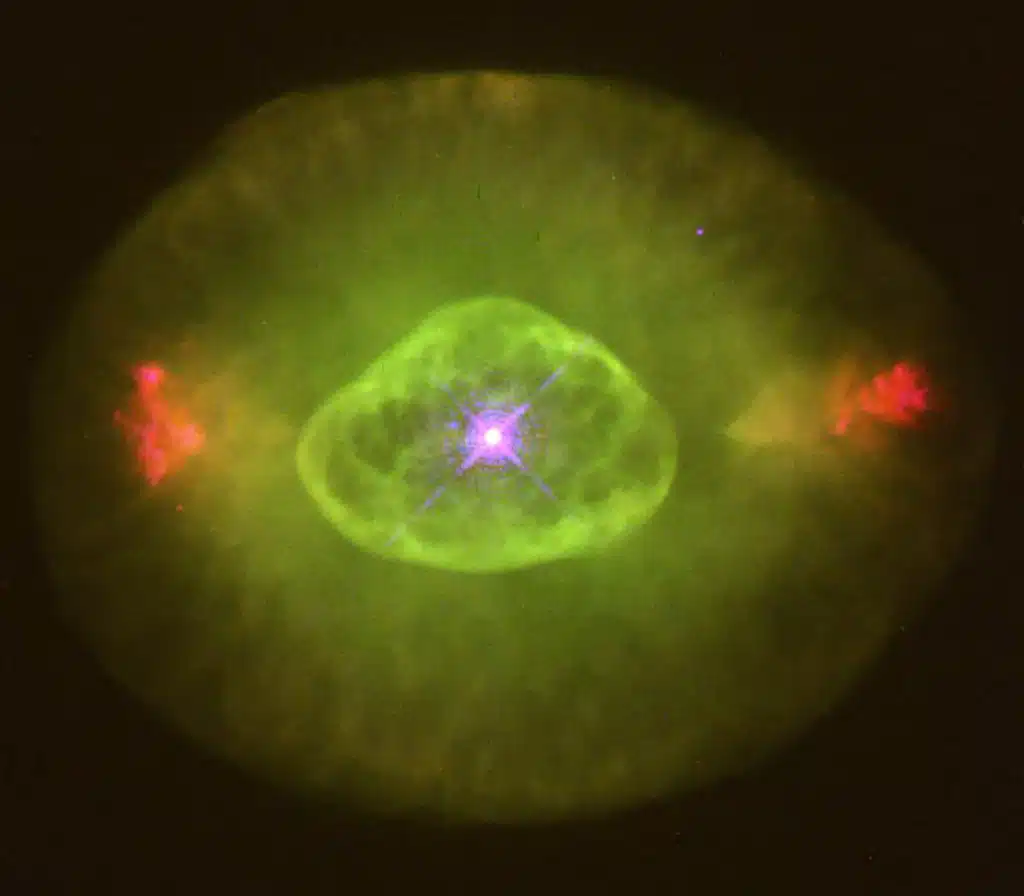 NGC 6826 (Caldwell 15), nebulosa planetaria "Parpadeante". Imagen detallada en la que se aprecian los FLIERS en color rojo, a ambos lados de la nebulosa.