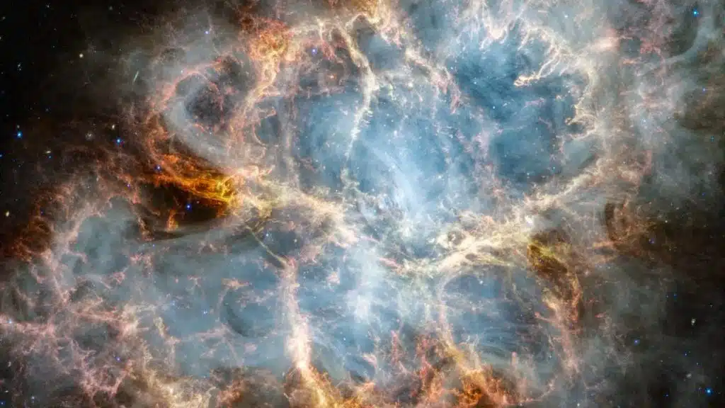 La NIRCam (Cámara de infrarrojo cercano) y MIRI (Instrumento de infrarrojo medio) de Webb revelan nuevos detalles de la Nebulosa del Cangrejo en infrarrojo, incluidos diferentes elementos químicos (representados en rojo-naranja y azul), polvo (amarillo-blanco y verde) y Luz creada por partículas aceleradas (blanca). Crédito: NASA, ESA, CSA, STScI, T. Temim (Universidad de Princeton)
