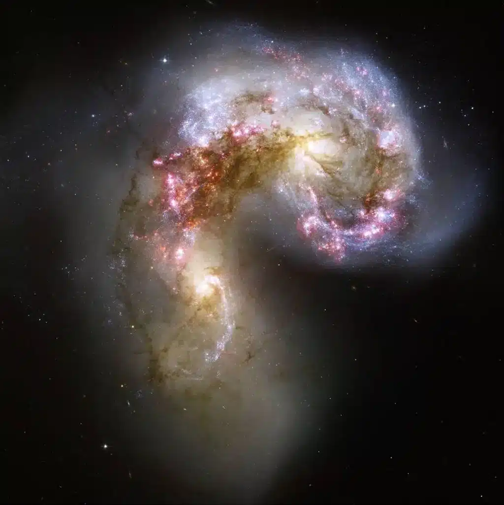 Imagen de detalle de los dos núcleos de las galaxias "Antenas" (NGC 4038 y NGC 4039) en proceso de fusión.