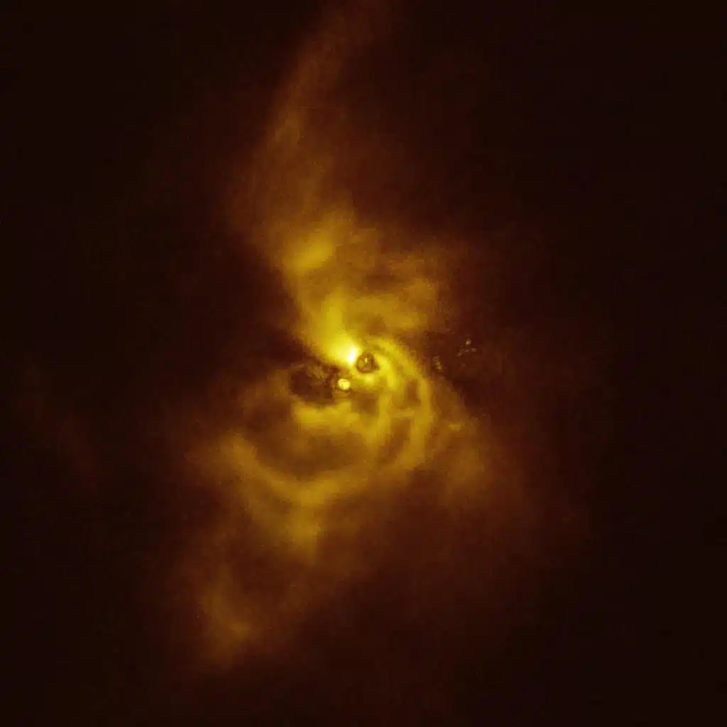 Esta imagen de la joven estrella V960 Mon y el material que la rodea fue tomada con el instrumento Spectro-Polarimetric High-contrast Exoplanet REsearch (SPHERE) en el VLT de ESO. El material que orbita alrededor de la joven estrella se está ensamblando en una serie de intrincados brazos espirales que se extienden a distancias mayores que todo el Sistema Solar.