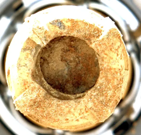 Imagen de la broca del taladro del rover Perseverance, captada el 21 de julio de 2024 por el instrumento Mastcam-Z. En su interior puede verse una muestra de la roca "Cheyava Falls", con marcas similares a manchas de leopardo. Esta muestra se traerá a la Tierra, para su estudio, en una futura misión a Marte.