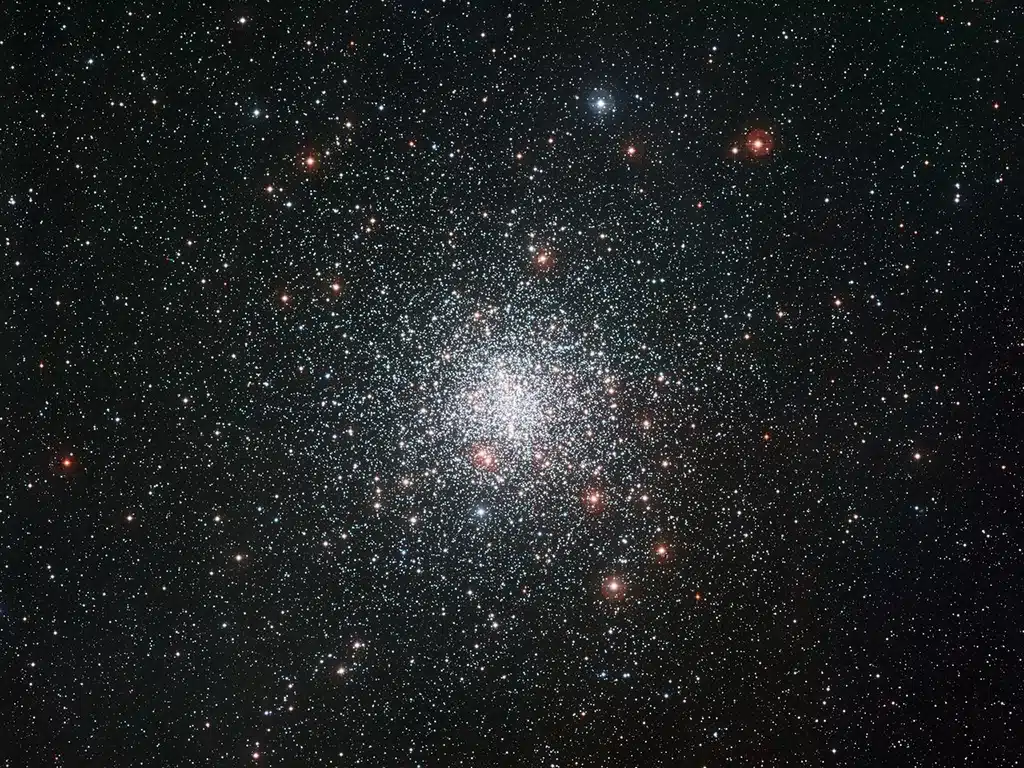 M4 (NGC 6121), cúmulo globular.