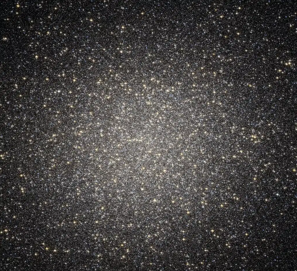 Omega Centauri es un cúmulo globular visible desde la Tierra a simple vista y es uno de los objetos celestiales favoritos para los aficionados a la Astronomía del hemisferio sur. Su tamaño aparente en el cielo es el de una luna llena. Se encuentra a 17.700 años luz de distancia, justo por encima del plano de la Vía Láctea.