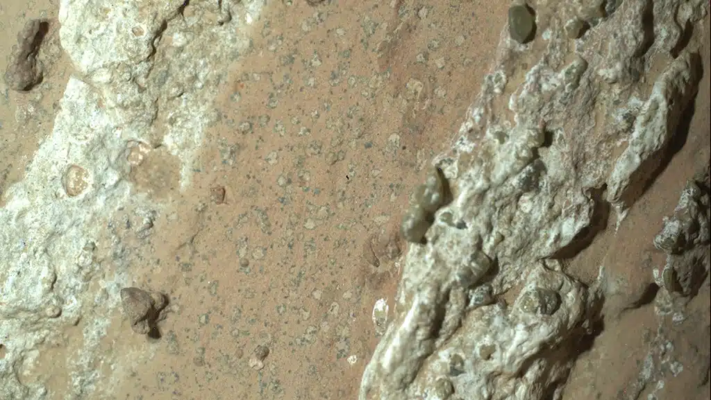 El rover Perseverance de la NASA, geólogo de seis ruedas, ha encontrado una roca fascinante que muestra indicios de haber albergado vida microbiana hace miles de millones de años, pero es necesaria una mayor investigación para obtener resultados concluyentes.