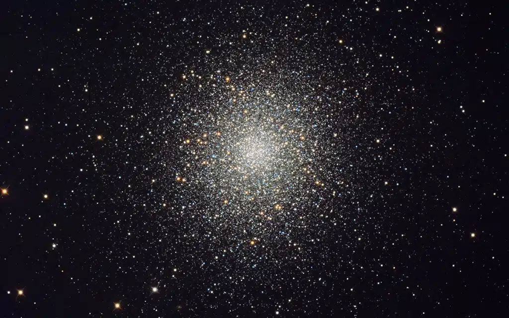 M13 (NGC 6205), cúmulo globular "Gran Cúmulo de Hércules".