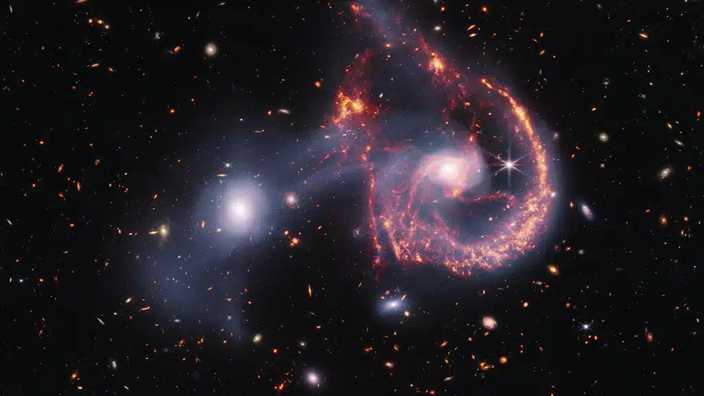 Imagen compuesta de Arp 107, creada a partir de la Cámara de Infrarrojo Cercano (NIRCam) y el Instrumento de Infrarrojo Medio (MIRI) del telescopio Webb.
