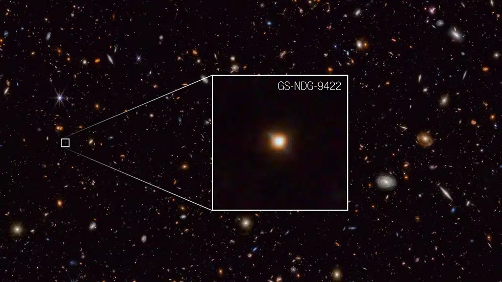 La galaxia GS-NDG-9422 podría ser el eslabón perdido en la evolución galáctica: La información detallada sobre su composición química, captada por el instrumento NIRSpec (espectrógrafo de infrarrojo cercano) del telescopio Webb, indica que la luz que vemos en esta imagen proviene del gas caliente de la galaxia, en lugar de sus estrellas.