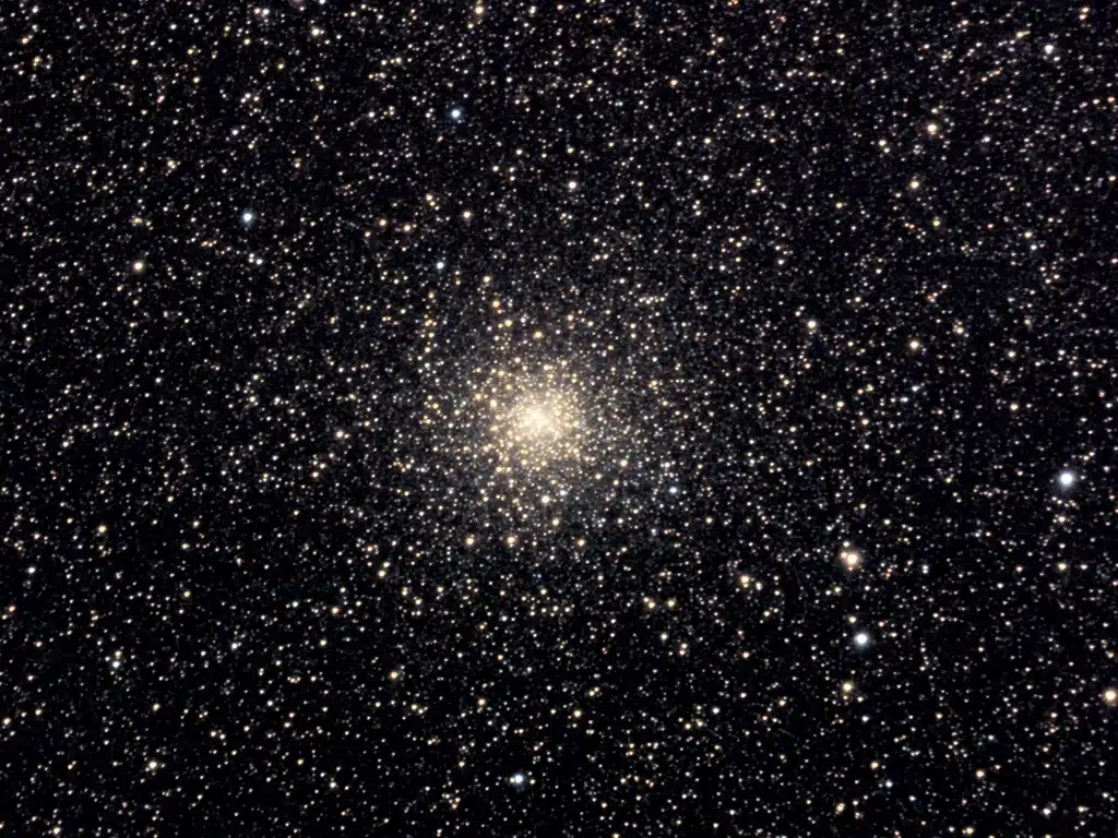 M28 (NGC 6626), cúmulo globular.