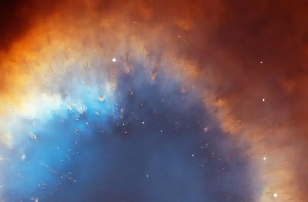 NGC 7293 (Caldwell 63), nebulosa planetaria "Hélice".Detalle de los radios de bicicleta.