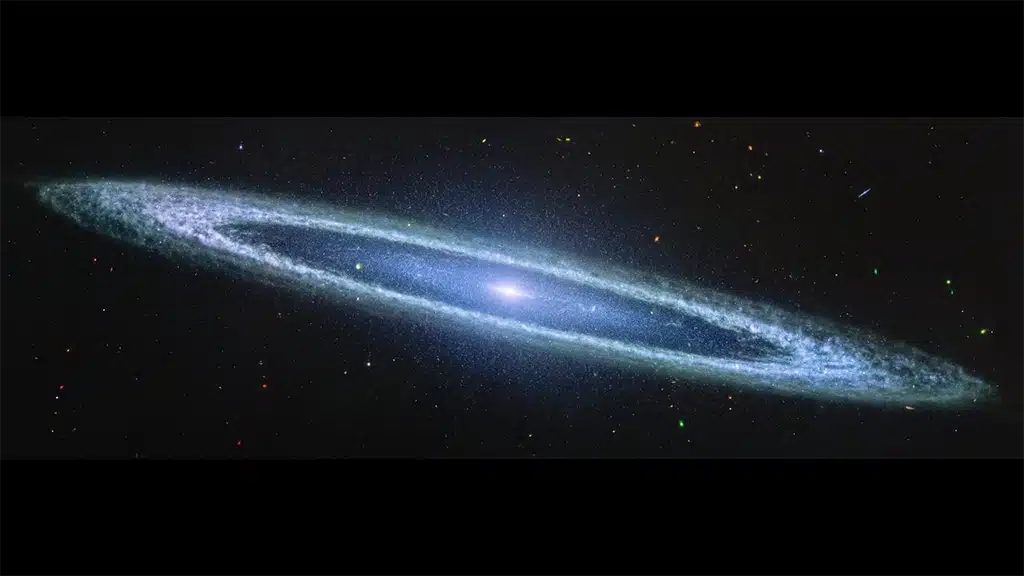 El telescopio espacial James Webb ha captado una imagen en el infrarrojo medio de la galaxia del Sombrero, también conocida como Messier 104, que revela detalles inéditos. Esta galaxia se encuentra a unos 30 millones de años luz de la Tierra, en la constelación de Virgo.
