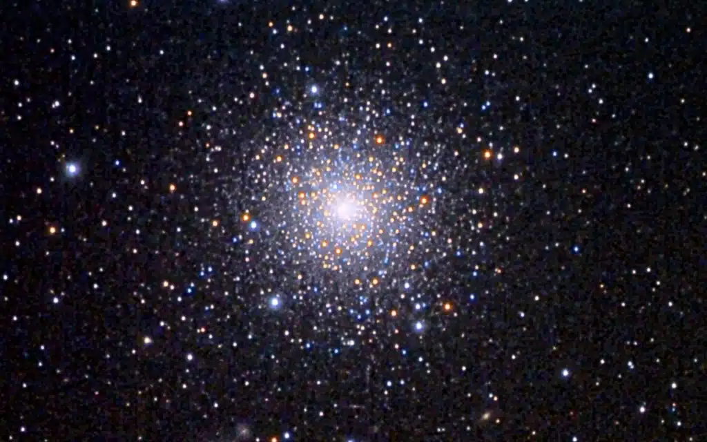 M75 (NGC 6864), cúmulo globular.