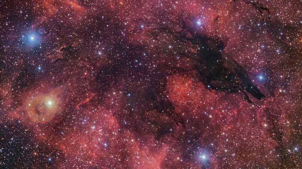 ESO captura la Nebulosa del Lobo Oscuro por Halloween.