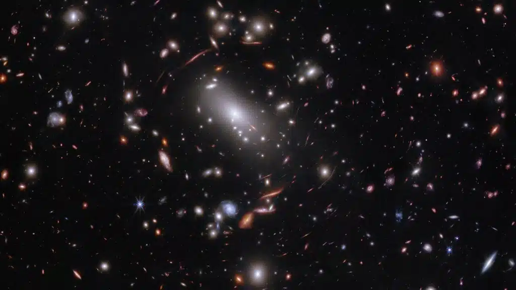 El telescopio espacial James Webb ha detectado y "pesado" por primera vez una galaxia, apodada Firefly Sparkle, que además de tener tan solo unos 600 millones de años, tiene una masa similar a la que podría haber tenido nuestra Vía Láctea en su misma etapa de desarrollo.