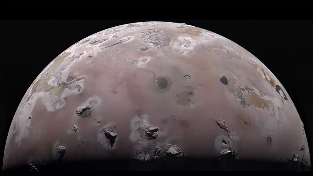 Científicos de la misión Juno de la NASA a Júpiter han descubierto que los volcanes en Ío, la luna de Júpiter, probablemente están alimentados por cámaras individuales de magma caliente turbulento, en lugar de un océano global de magma.
