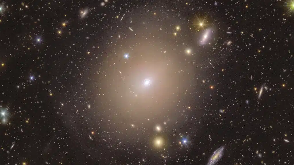 Euclid descubre un anillo de Einstein en una conocida galaxia