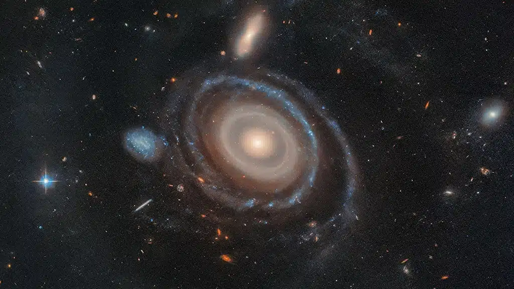 Hubble captura la galaxia "Bullseye", con nueve anillos estelares