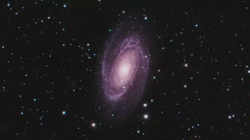 Un cazador de galaxias: Detalle de M81.