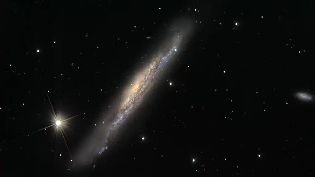 NGC3079, galaxia "del Frisbee Fantasma". Crédito: NoirLab.