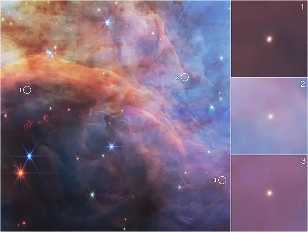 Imagen en el infrarrojo cercano de una parte de la Nebulosa de la Llama captada por el Webb en la que se resaltan tres objetos de baja masa, visibles en los recuadros a la derecha. Estos objetos, mucho más fríos que las protoestrellas, requieren la sensibilidad de los instrumentos del Webb para poder ser detectados.