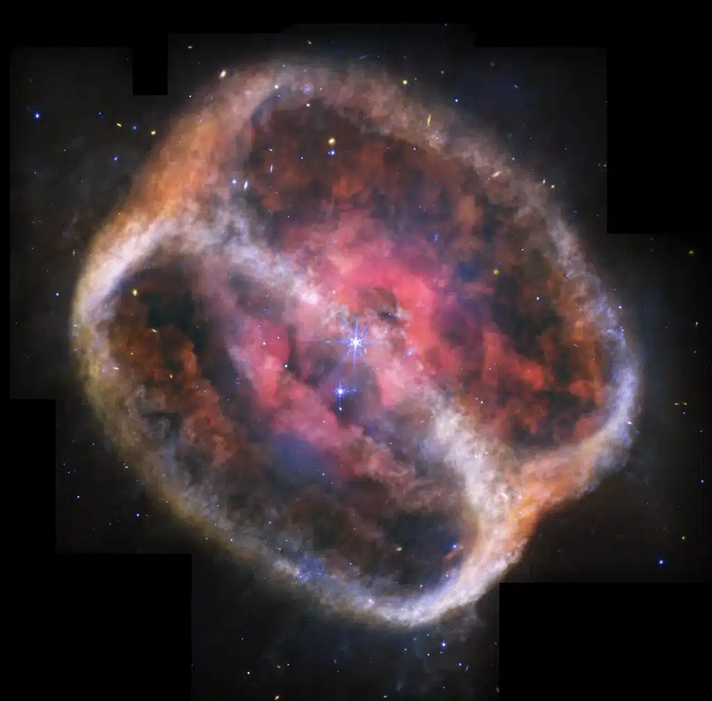El telescopio espacial James Webb de la NASA/ESA/CSA ha captado la imagen más detallada hasta la fecha de la nebulosa planetaria NGC 1514 gracias a sus observaciones únicas en el infrarrojo medio. Webb muestra sus anillos como agrupaciones de polvo “difusas” e intrincadas. También resulta más fácil observar los orificios en la brillante región central de color rosa.