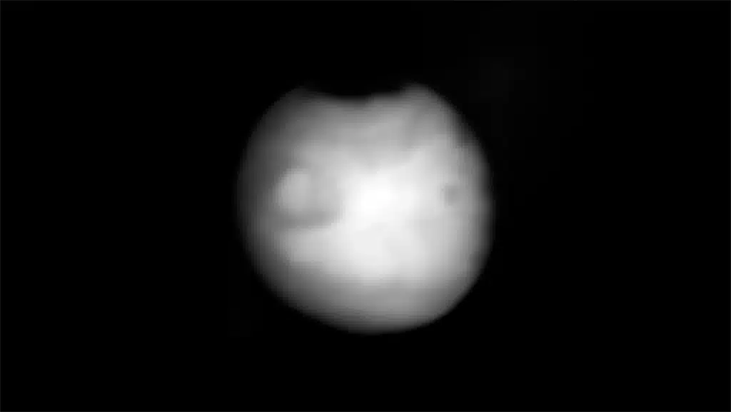 Imagen de Marte compuesta de varias capturas realizadas el 1 de marzo por E-THEMIS, el generador de imágenes térmicas de la sonda Europa Clipper. Las regiones brillantes son relativamente cálidas, con temperaturas cercanas a los 0 grados Celsius. Las zonas más oscuras son más frías. La región más oscura en la parte superior corresponde al casquete polar norte y presenta una temperatura de aproximadamente -125 °C. Crédito: NASA/JPL-Caltech/ASU.